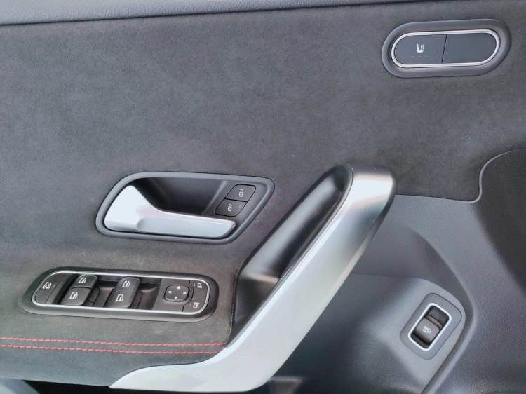 17 - Mercedes-Benz CLA Coupe 200 d Premium auto