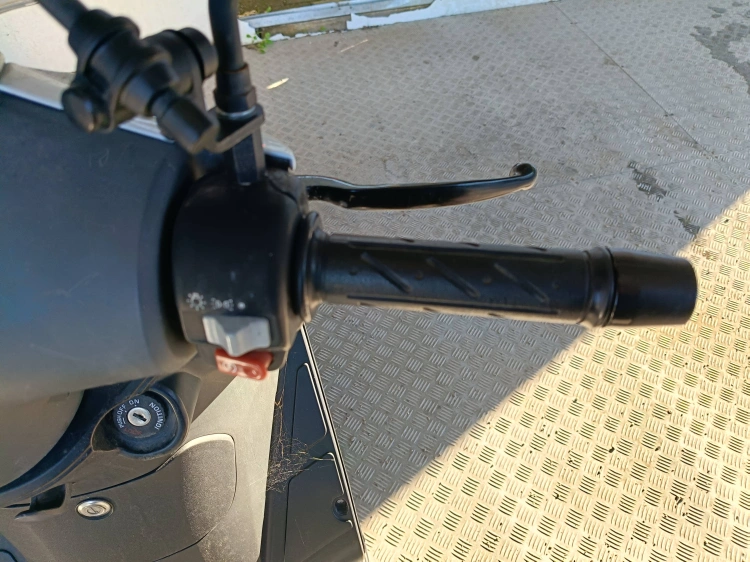 9 - Kymco E1084 AGILITY 200