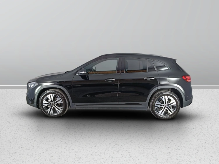 3 - Mercedes-Benz GLA 200 d Progressive Advanced Plus 4matic auto
