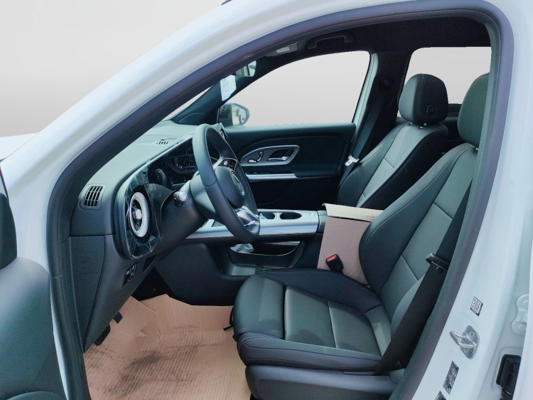 10 - Mercedes-Benz GLB 250+ con tecnologia EQ