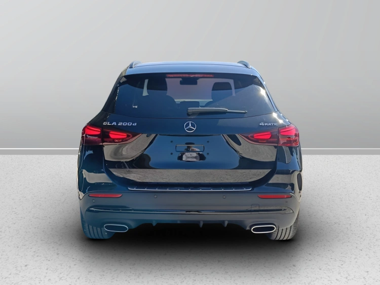 4 - Mercedes-Benz GLA 200 d Automatic 4MATIC