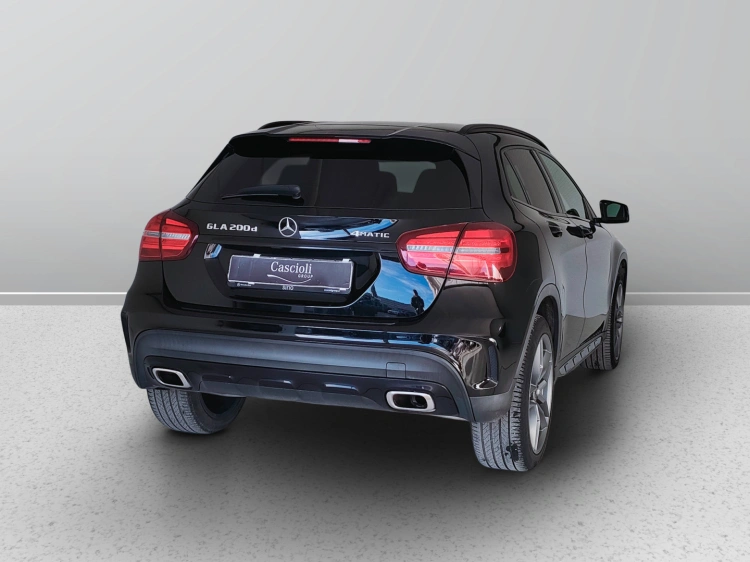 6 - Mercedes-Benz GLA 200 d Premium 4matic auto