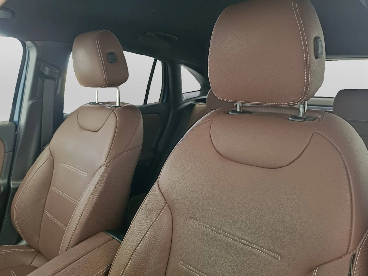 18 - Mercedes-Benz GLA 200 d Premium auto