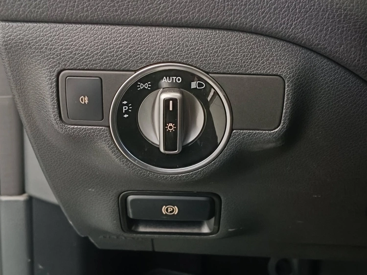 17 - Mercedes-Benz CLA 200 d Premium auto FL