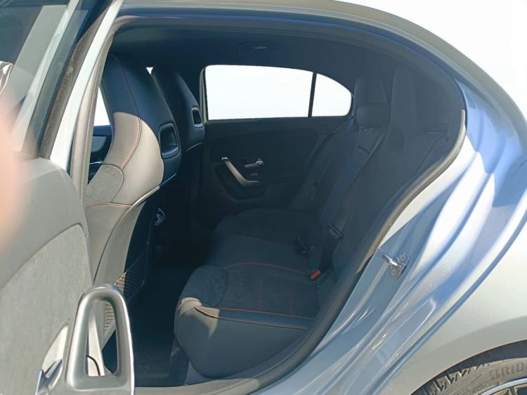 8 - Mercedes-Benz Classe A 200 d Automatic