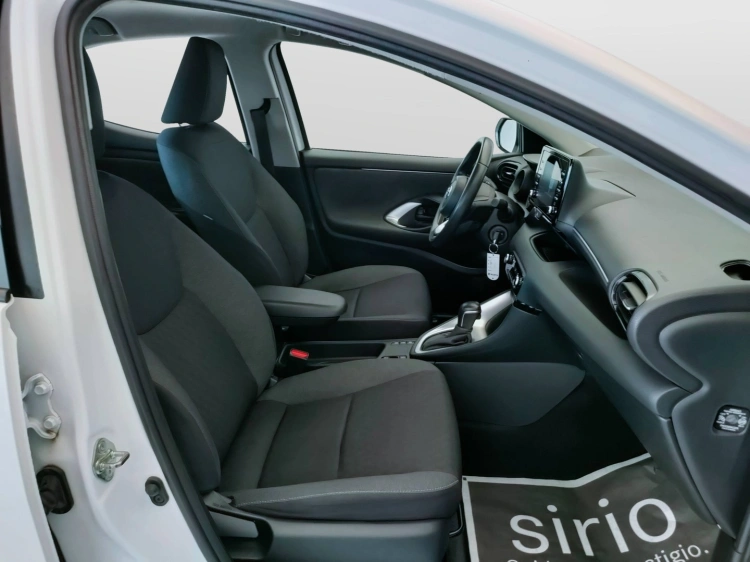 13 - Toyota Yaris Yaris 1.5h Trend