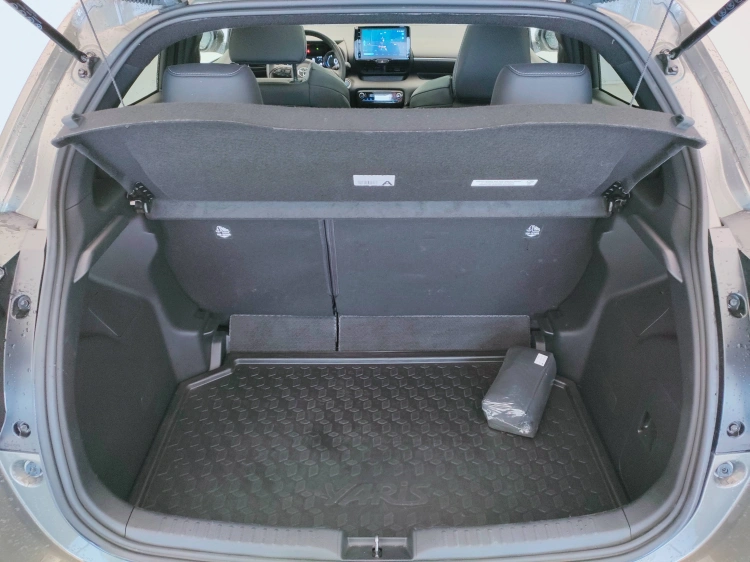 9 - Toyota Yaris Yaris 1.5h Lounge