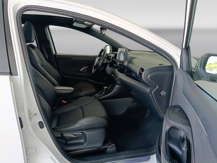 11 - Toyota Yaris Yaris 1.5h Lounge