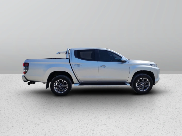 7 - Mitsubishi L200 L200 d.cab 2.3d Intense 4wd 150cv auto