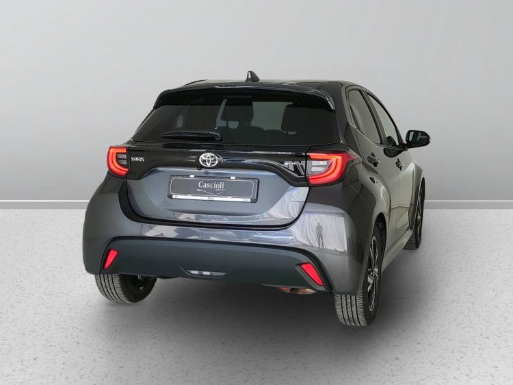 6 - Toyota Yaris Yaris 1.5h Trend
