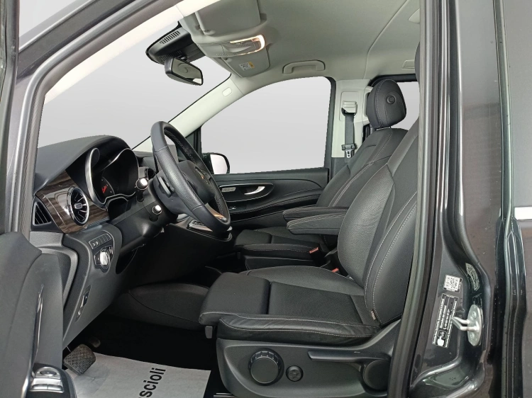8 - Mercedes-Benz Classe V Extralong 300 d Premium 4matic auto