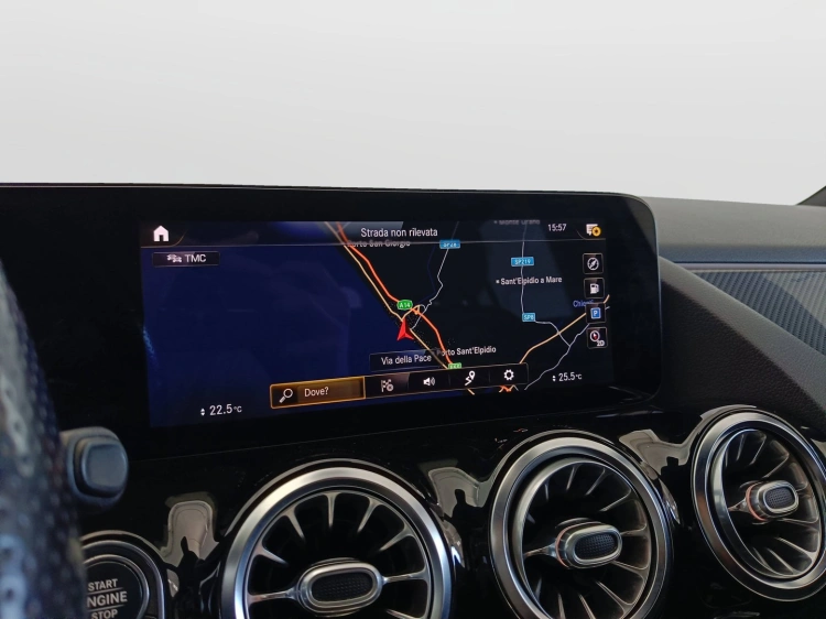 14 - Mercedes-Benz GLA 180 d Premium auto