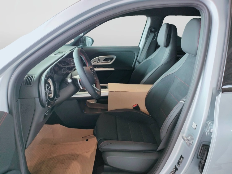 12 - Mercedes-Benz GLB 350 4MATIC con tecnologia EQ