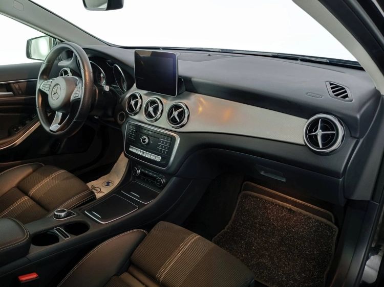 11 - Mercedes-Benz GLA 180 Sport