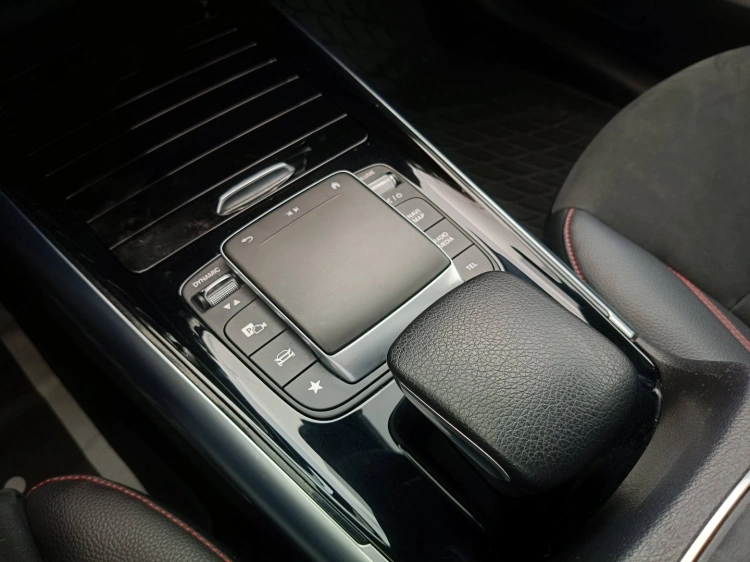 17 - Mercedes-Benz GLA 250 e phev (eq-power) Premium auto