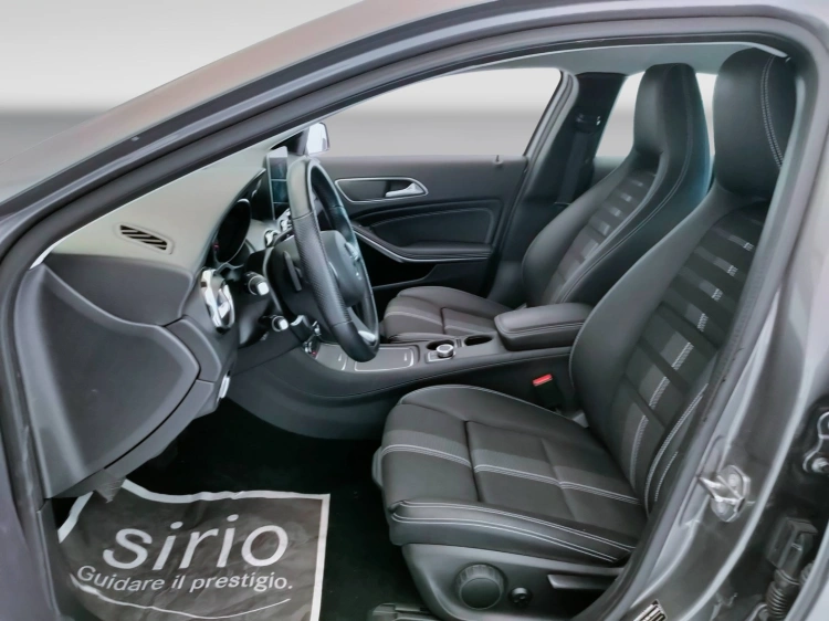 16 - Mercedes-Benz GLA 200 d Sport auto