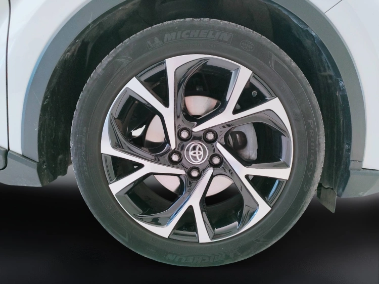 8 - Toyota C-HR C-HR 1.8h Trend e-cvt