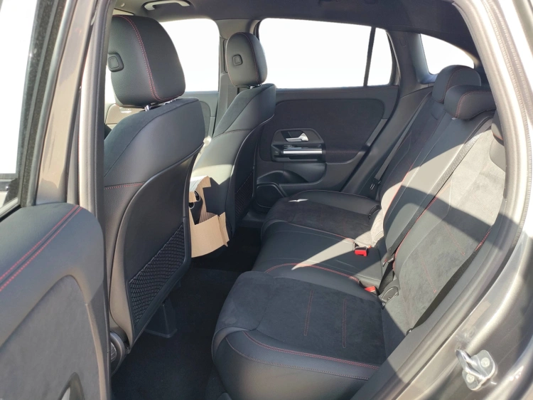 8 - Mercedes-Benz GLA 200 d automatic