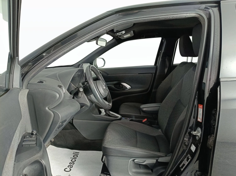 8 - Toyota Yaris Cross ANNO 2024 YARIS CROSS LOUNGE