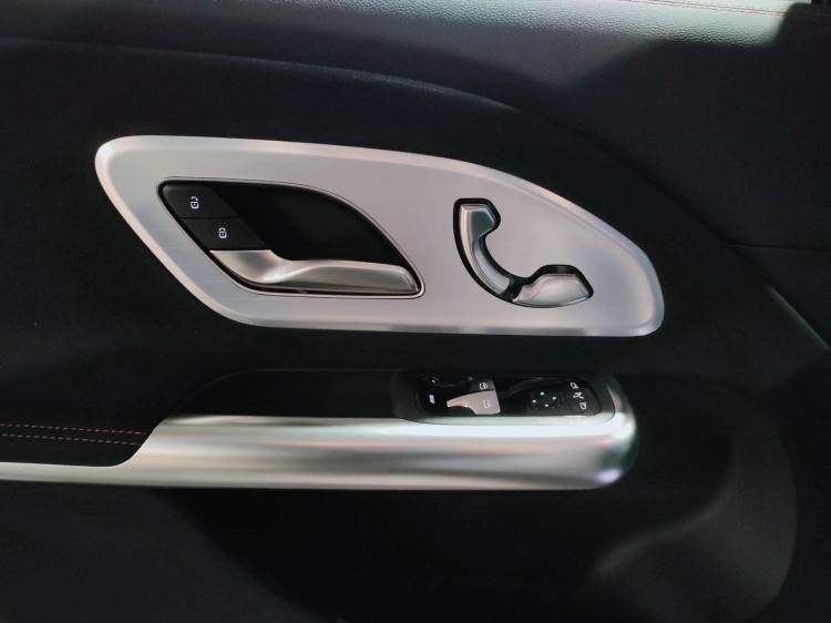 7 - Mercedes-Benz GLB 250+ con tecnologia EQ