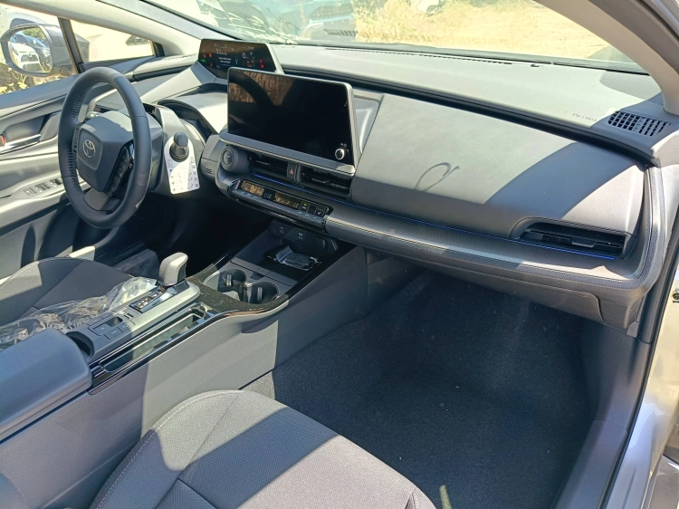 8 - Toyota Prius PRIUS PLUG IN Lounge+