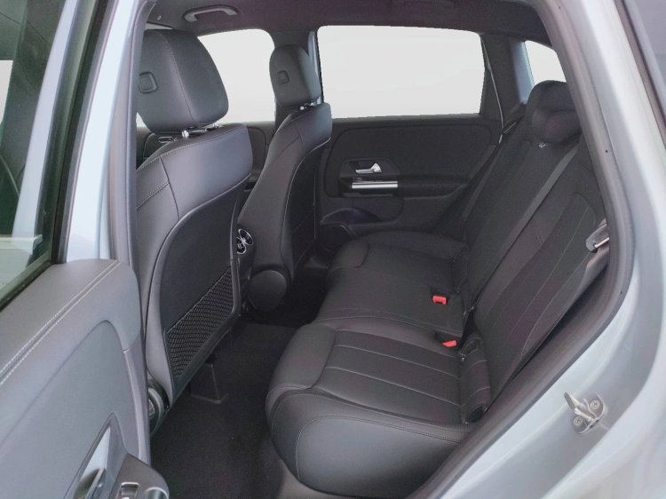 13 - Mercedes-Benz Classe B 180 d Street Edition auto