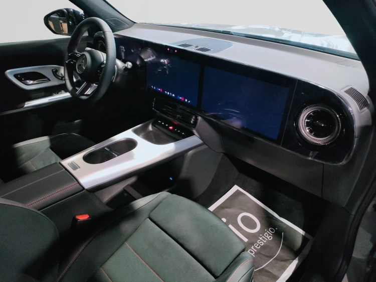 10 - Mercedes-Benz GLB 250+ con tecnologia EQ
