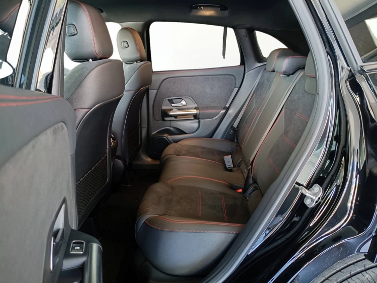 9 - Mercedes-Benz GLA 200 d Automatic 4MATIC