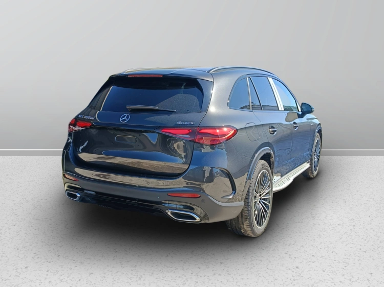 4 - Mercedes-Benz GLC 300 de 4MATIC