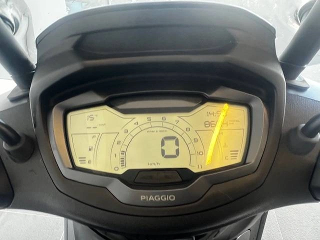 4 - Piaggio E1325 PIAGGIO BEVERLY 300