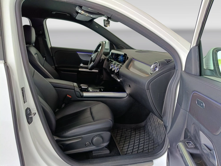 11 - Mercedes-Benz EQA 300 Sport 4matic