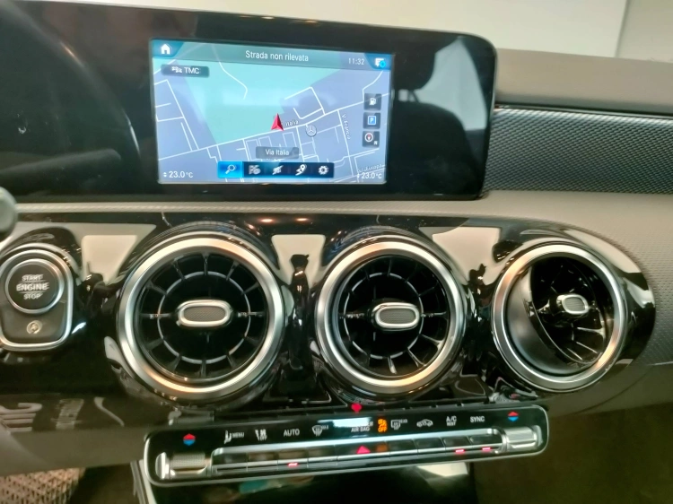 11 - Mercedes-Benz Classe A 180 d Sport auto