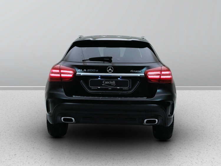 4 - Mercedes-Benz GLA 200 d Night Edition 4matic auto