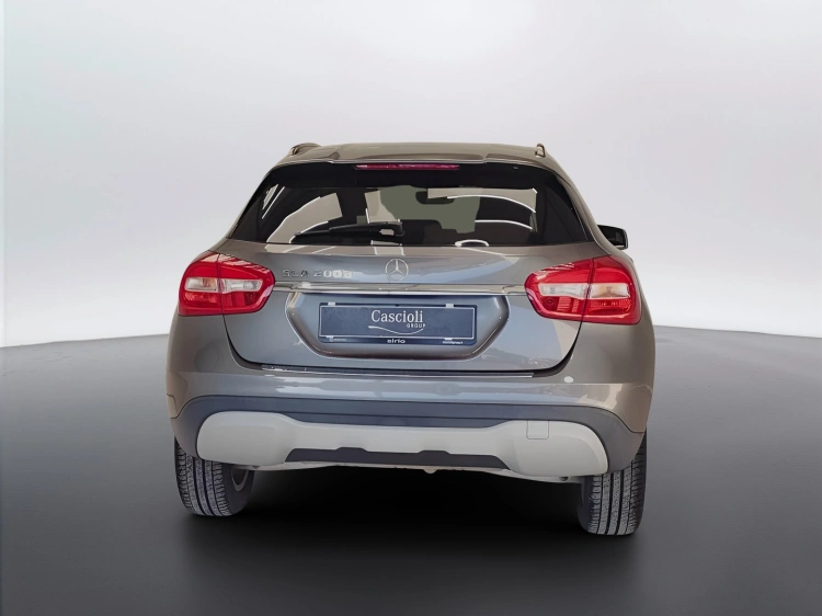 4 - Mercedes-Benz GLA 200 d Business auto