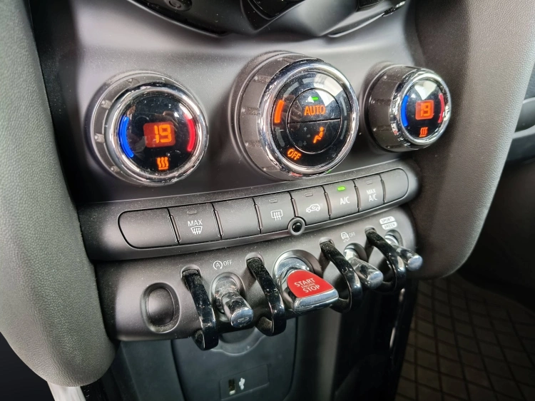 15 - MINI Cooper Mini 3p 1.5 Cooper Classic auto