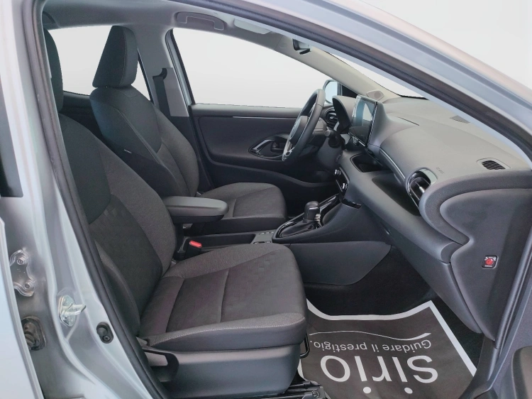 13 - Toyota Yaris Yaris 1.5h Trend