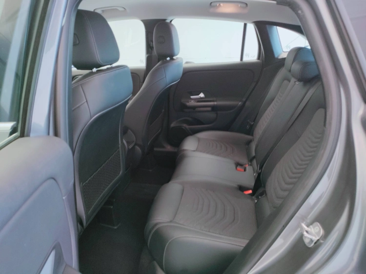 12 - Mercedes-Benz GLA 180 d Advanced auto