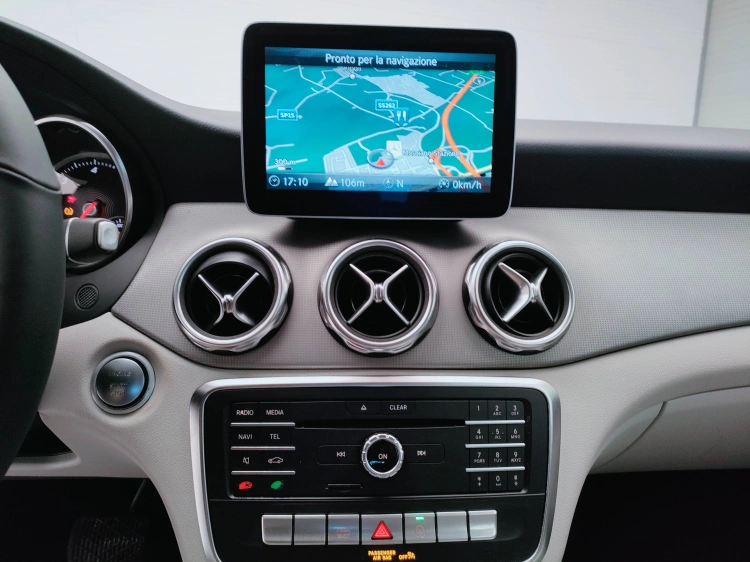 15 - Mercedes-Benz GLA 180 d Sport auto