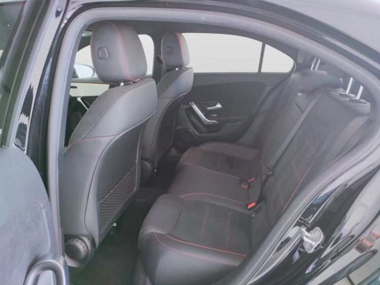 13 - Mercedes-Benz Classe A 180 d Automatic