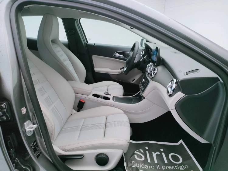 11 - Mercedes-Benz GLA 180 d Sport auto