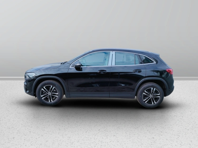 3 - Mercedes-Benz GLA 180 Automatic