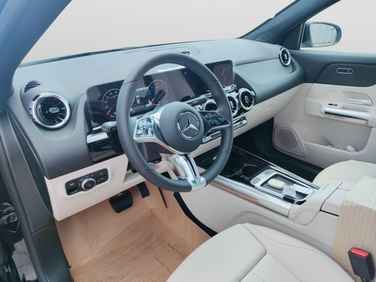 11 - Mercedes-Benz GLA 180  d Automatic