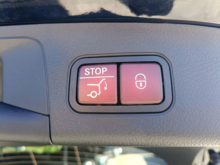 13 - Mercedes-Benz GLA 200 d Automatic 4MATIC