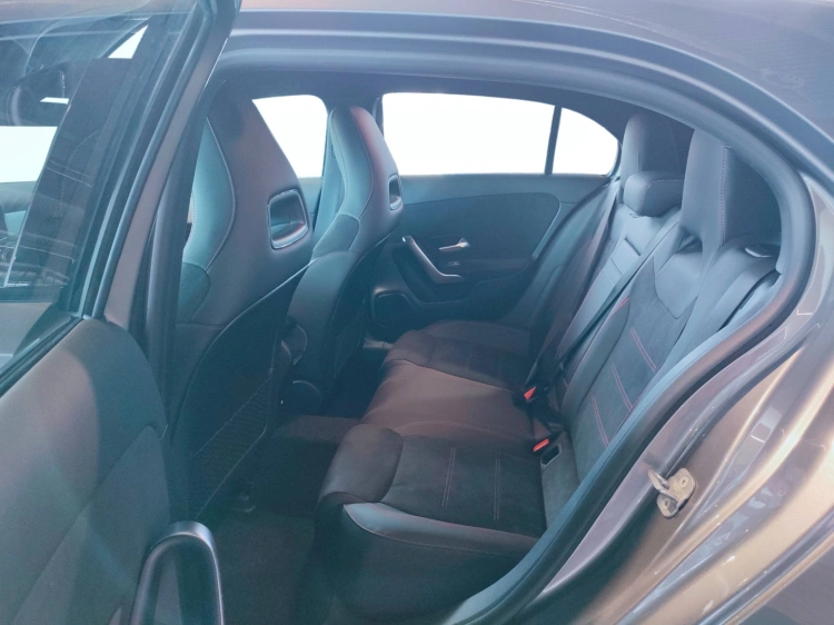 9 - Mercedes-Benz Classe A 180 d Automatic