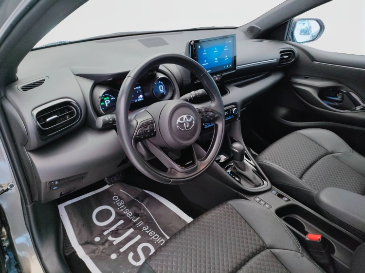 16 - Toyota Yaris Yaris 1.5h Lounge