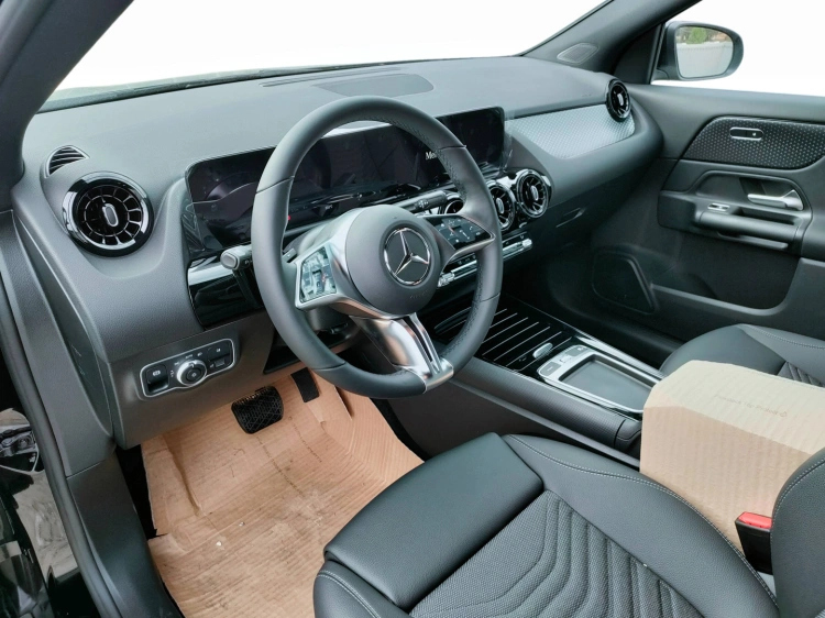 11 - Mercedes-Benz GLA 180 Automatic
