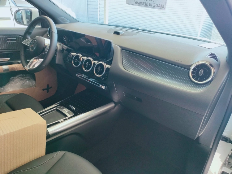 10 - Mercedes-Benz GLA 180 Automatic