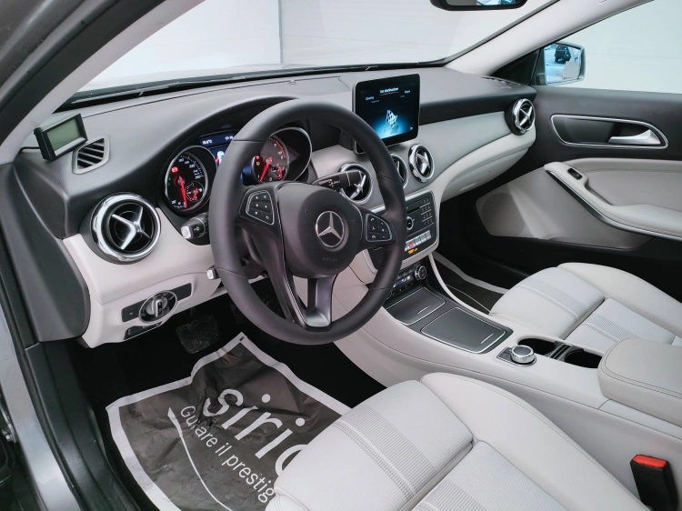 13 - Mercedes-Benz GLA 180 d Sport auto