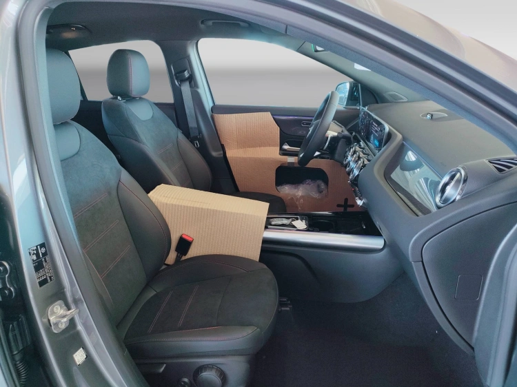 12 - Mercedes-Benz GLA 200 d automatic