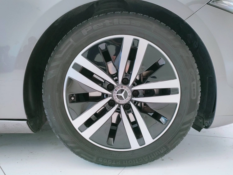 8 - Mercedes-Benz Classe A 180 d Business auto